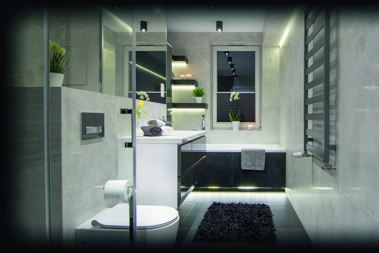 Von WIS-BAU renoviertes Badezimmer mit großformatigen Fliesen, Glasdusche und LED-Beleuchtung