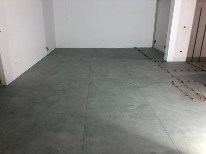 Fertig verlegter Boden im Großformat