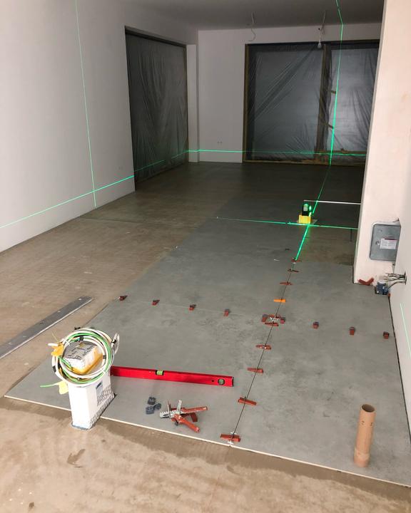 Bodenfliesen exakt nach Laserlinie