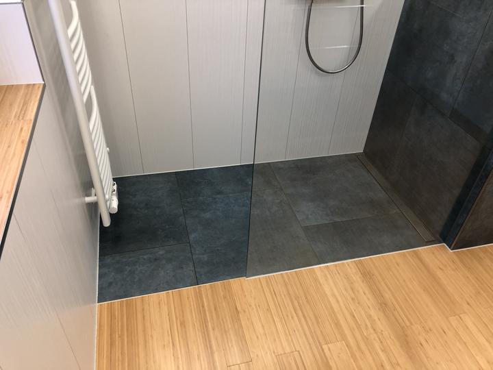 Nachher: Wanne und Duschkabine raus, Walk-in rein