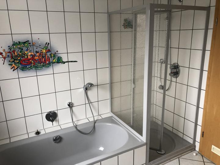 Vorher: Wanne und Duschkabine raus, Walk-in rein