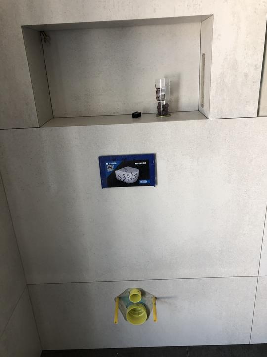 Vorher: WC-Vorwand mit Lichtnische